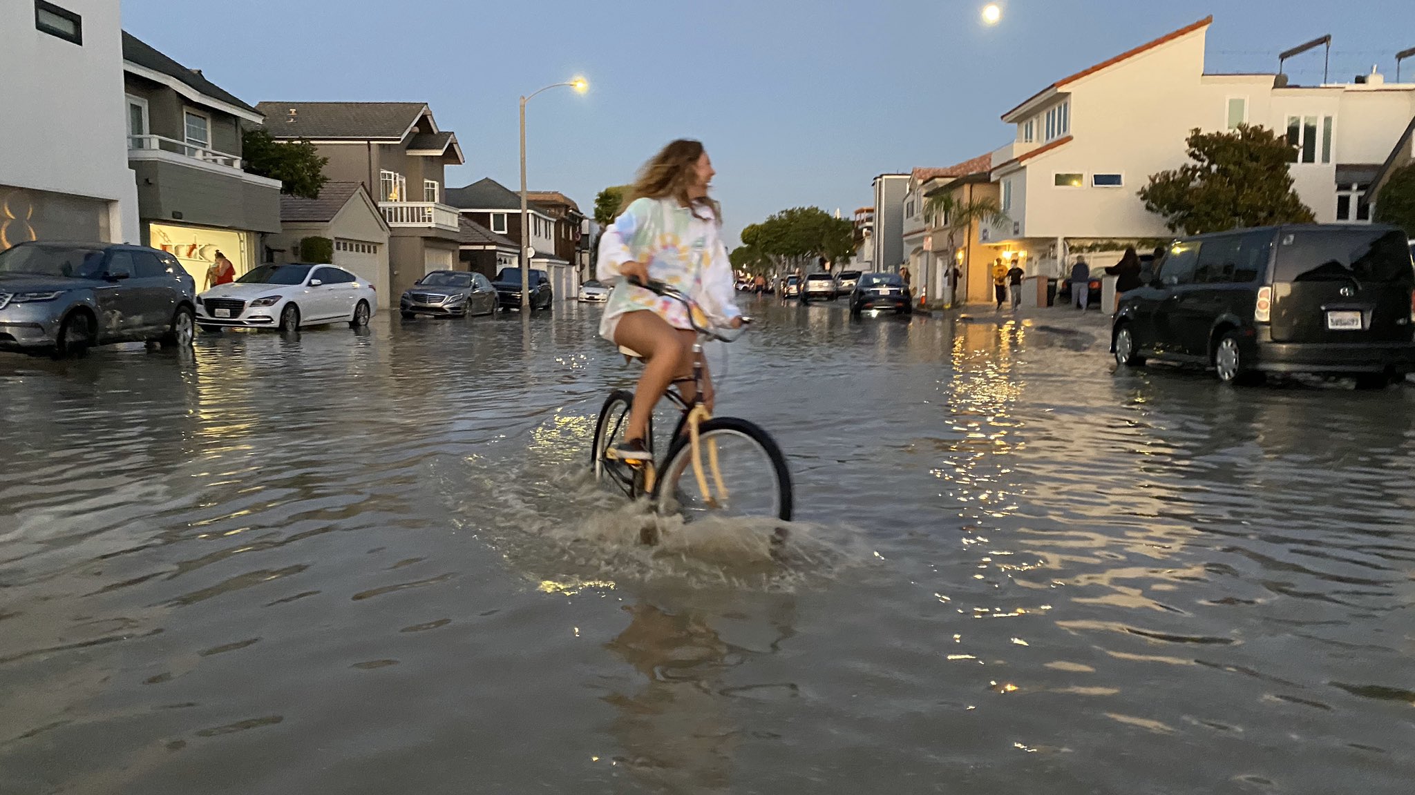 Higher, wider berm stops flooding in Newport Beach on Saturday night